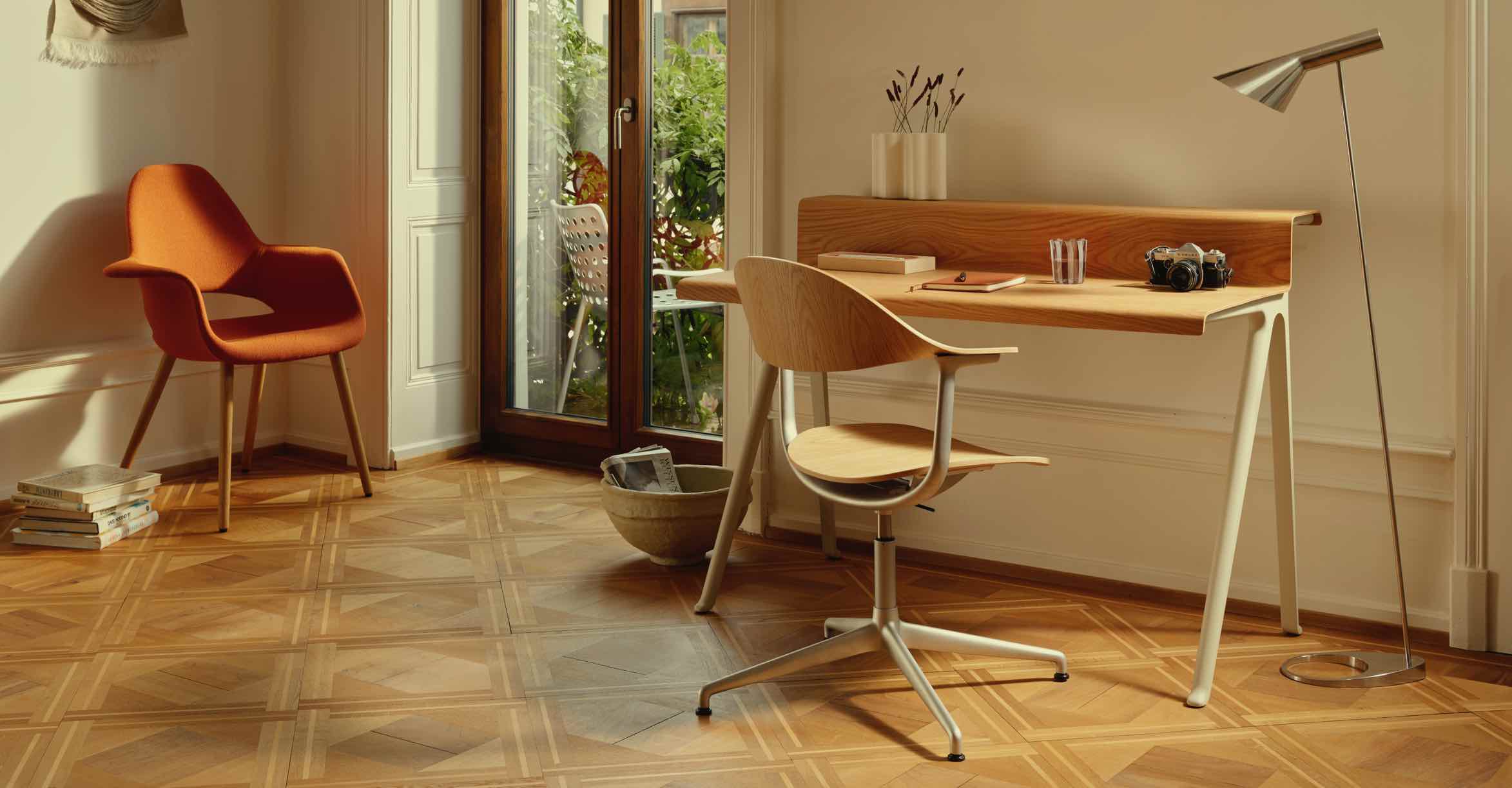 Vitra Ninove Courier desk Mynt chair