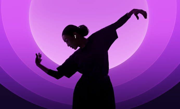 Iemand die danst met AirPods 5 in, tegen een veelkleurige achtergrond