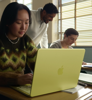 Een student gebruikt MacBook Neo, kleur Citrus, zonder netsnoer in een klaslokaal