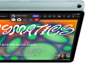 iPad Air, kleur Blauw, bovenkant, scherm met de Keynote-app met de feature Schermdeling tijdens een FaceTime-videogesprek, achterkant, 12‑MP Groothoekcamera aan de achterkant, volumeknoppen